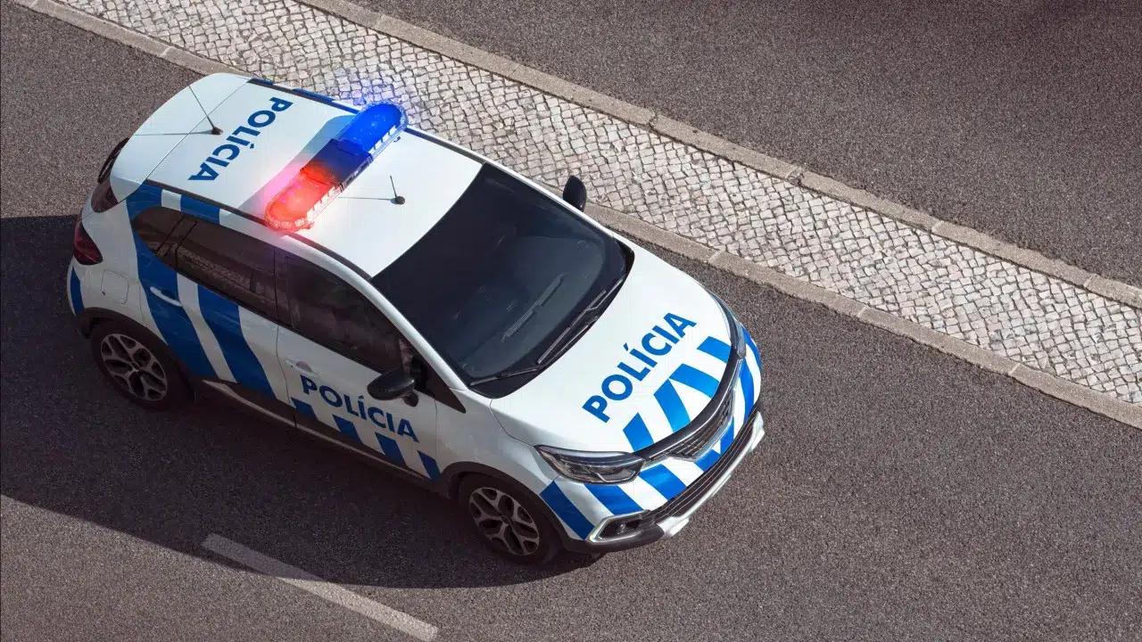 Man with "two arrest warrants" identified by PSP in Amadora