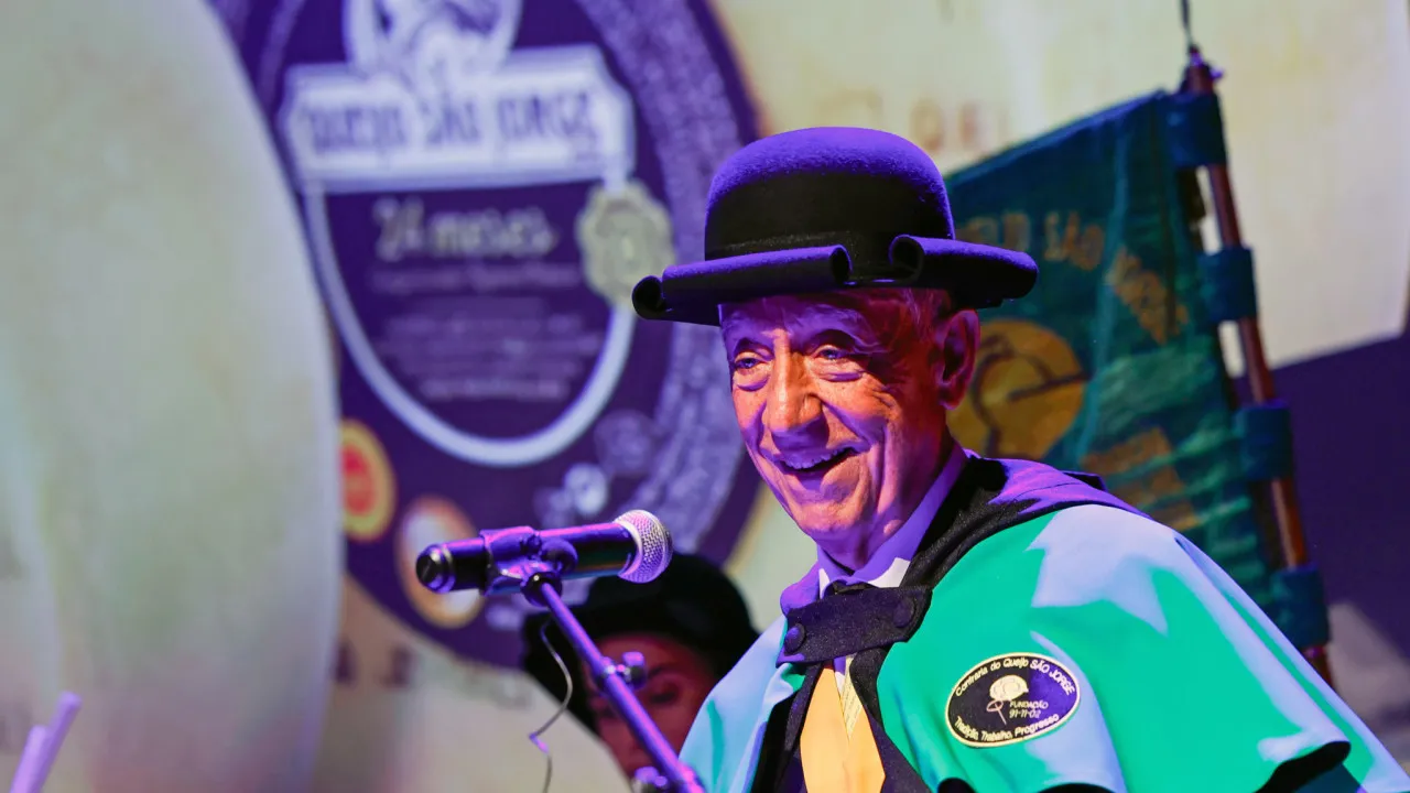 Marcelo enthroned as a brother of the São Jorge Cheese Brotherhood