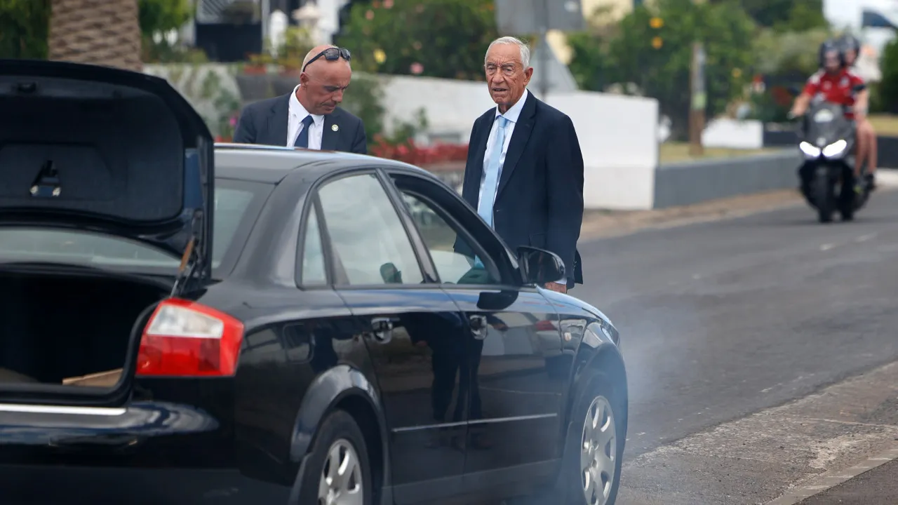 Marcelo forced to change car after smoke came out of the vehicle in the Azores