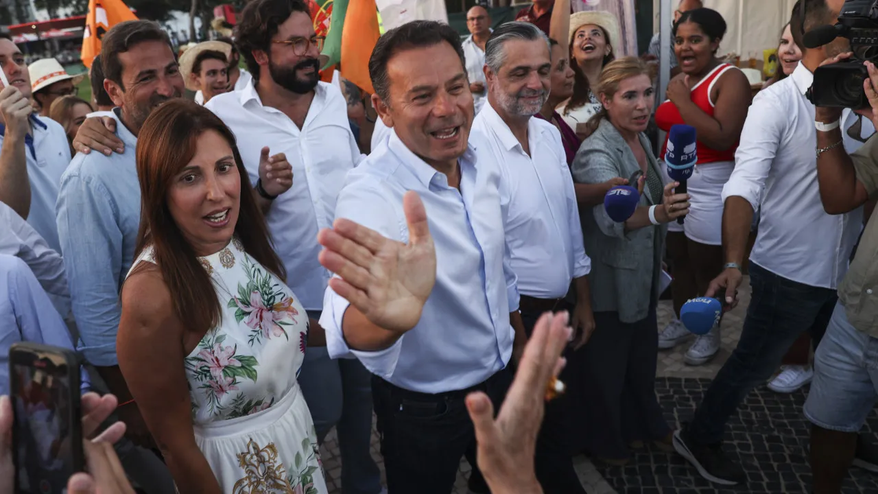 Montenegro welcomed in Pontal to the sound of the song 'let Luís work'.