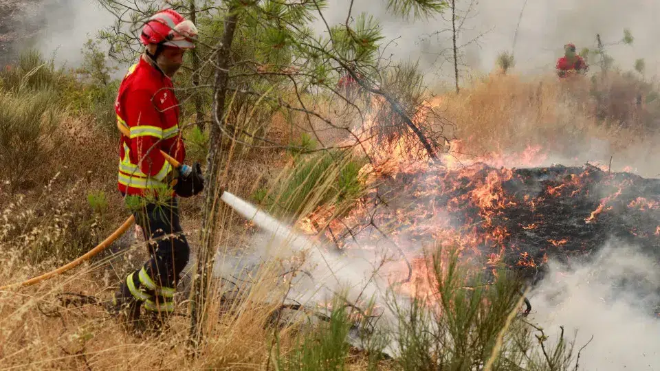 More than 100 operatives in the fight against the fire in Arcos de Valdevez