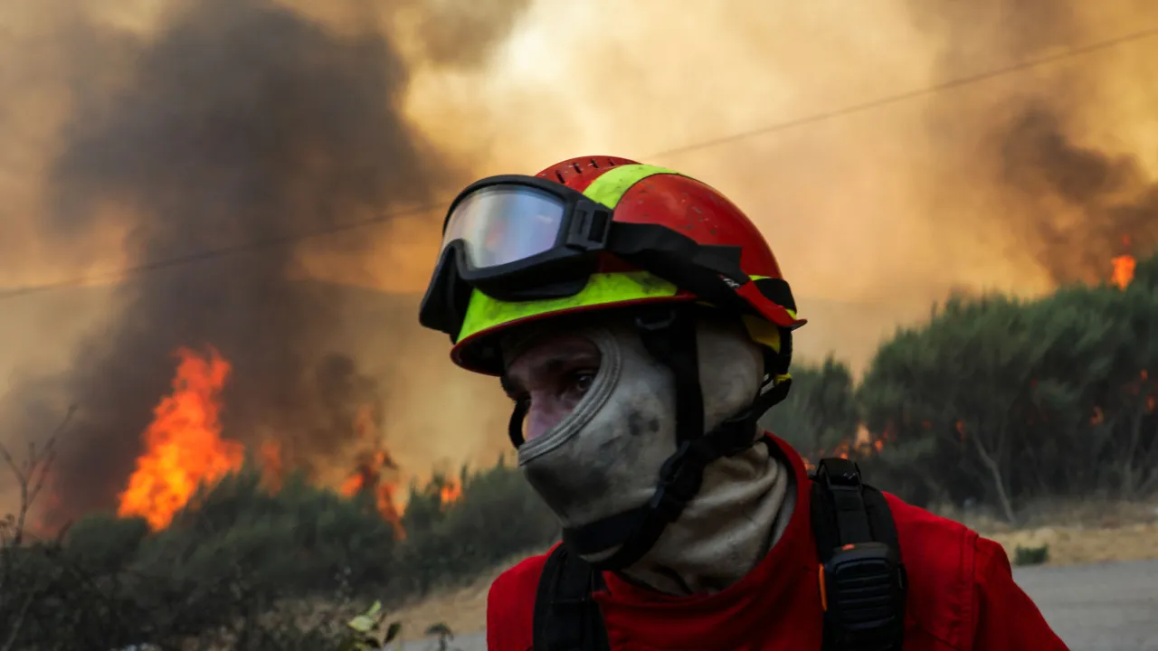 More than 3,100 operatives were fighting nine major fires at 05:15.