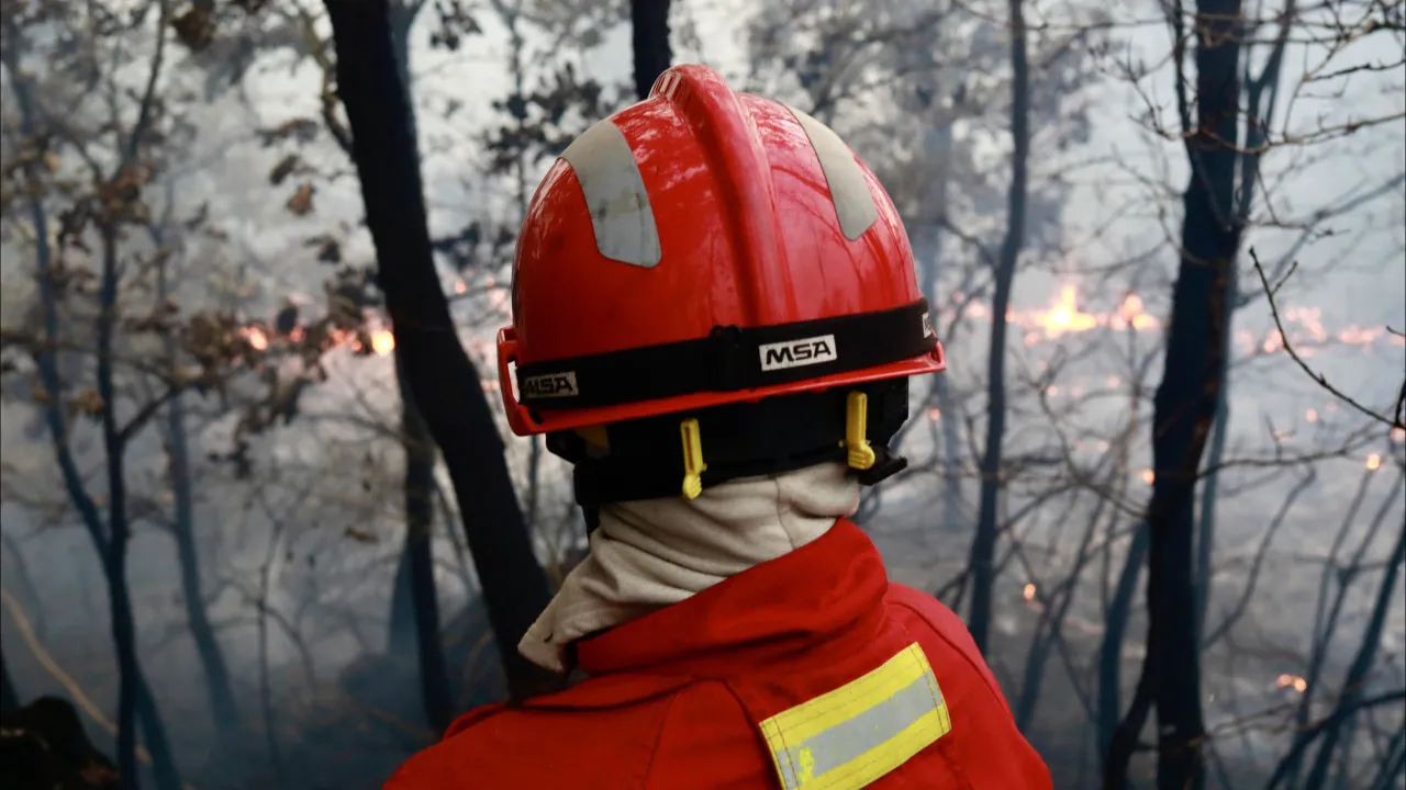 More than 3,200 personnel are fighting larger fires.