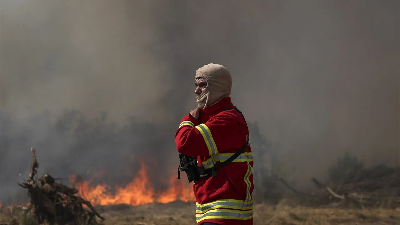 More than 3,300 operatives were fighting the seven largest fires at 8:30 a.m.