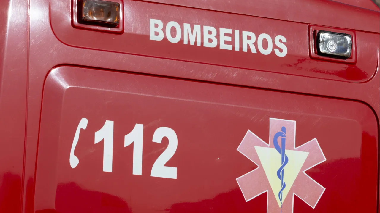More than 50 operatives fight fire at recycling company in Famalicão