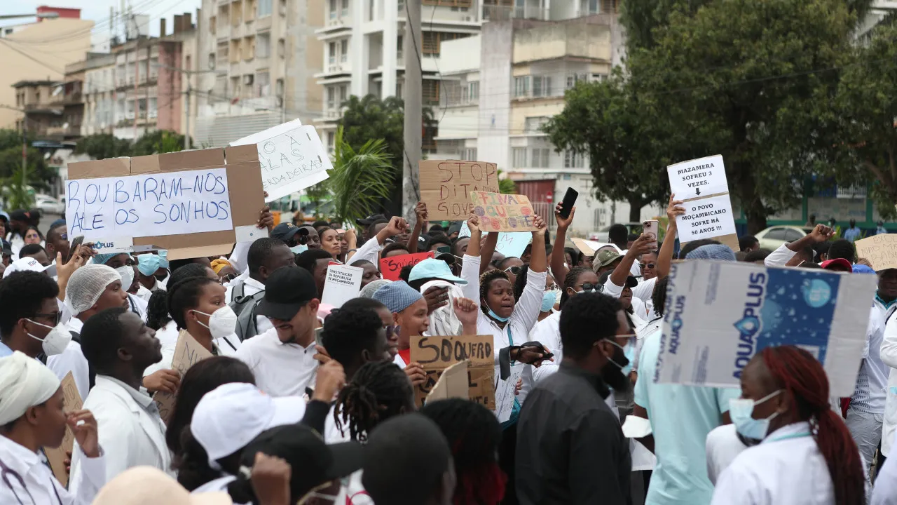 Mozambique's GDP was 10% lower due to demonstrations and cyclones.