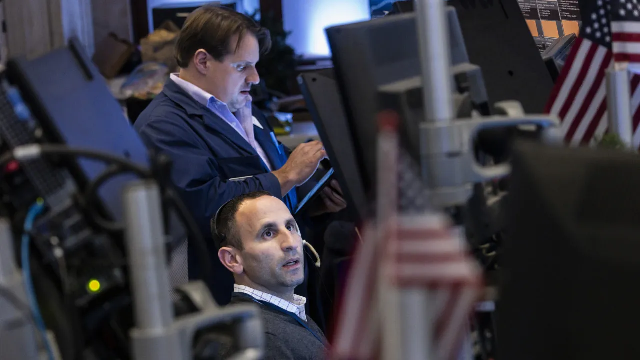 New York Stock Exchange trades mixed at the beginning of the session