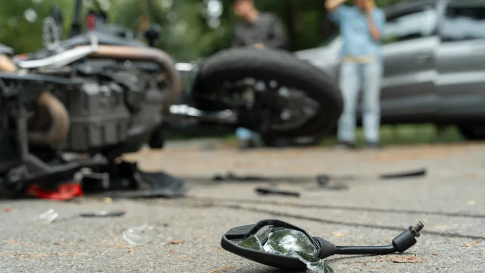 One dead in accident between a car and a motorcycle on the A33 near Seixal