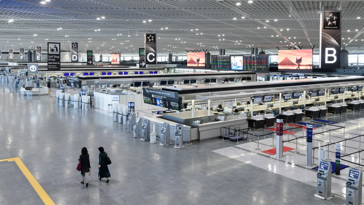 Passengers at national airports increase by 4.8% in the first half.