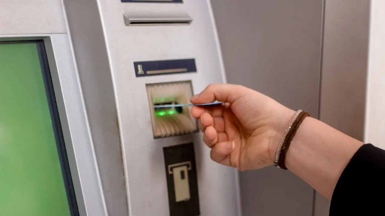 Paying by card on vacation: Follow these 10 tips to avoid being scammed