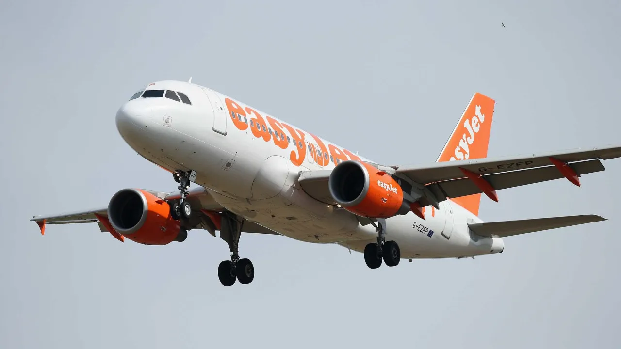 Portuguese in a state of delirium tries to invade the cockpit of easyJet flight