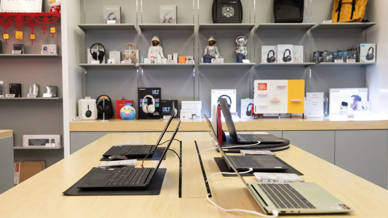 Profit of the Chinese group Lenovo jumps 108% in the first fiscal quarter.