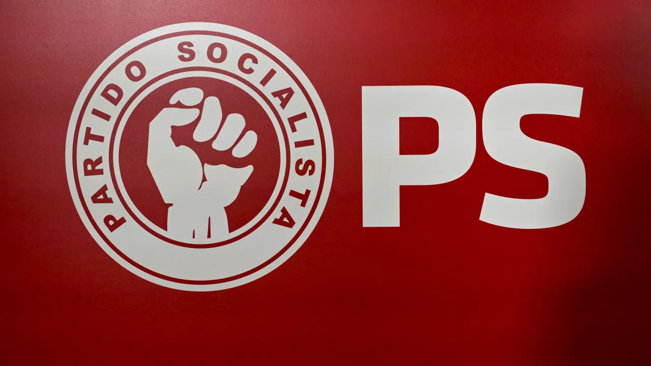 PS condemns the shooting at the AD candidate's house but regrets the exploitation.