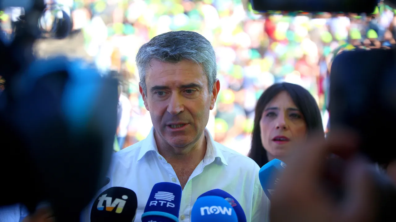 PS leader criticizes "lack and lack of coordination of resources" in fires