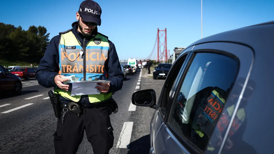 PSP detains two people who were driving without a license on the 25 de Abril Bridge