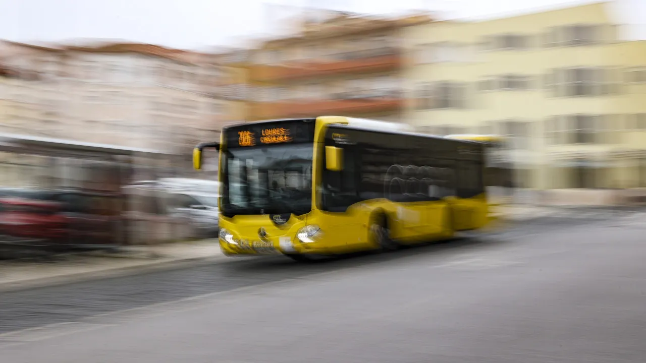 Public transport is not encouraged with "buses stuck in traffic."