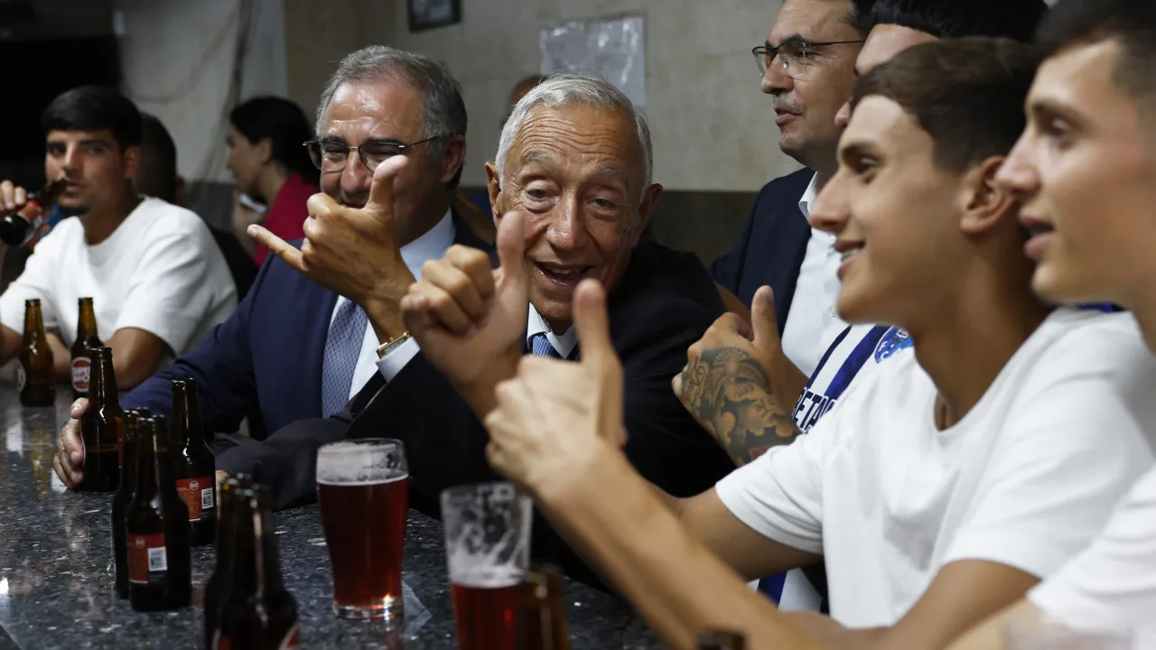Rabo de Peixe made Marcelo steer a fishing boat and drink 'minis'.