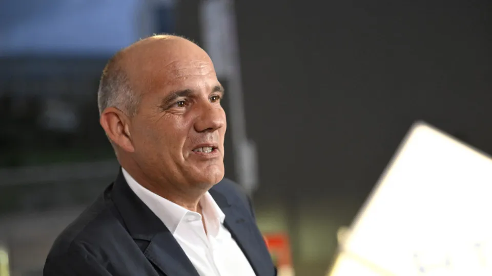 Raimundo says that "forgiveness" of fines to the "banking cartel" is unfair.
