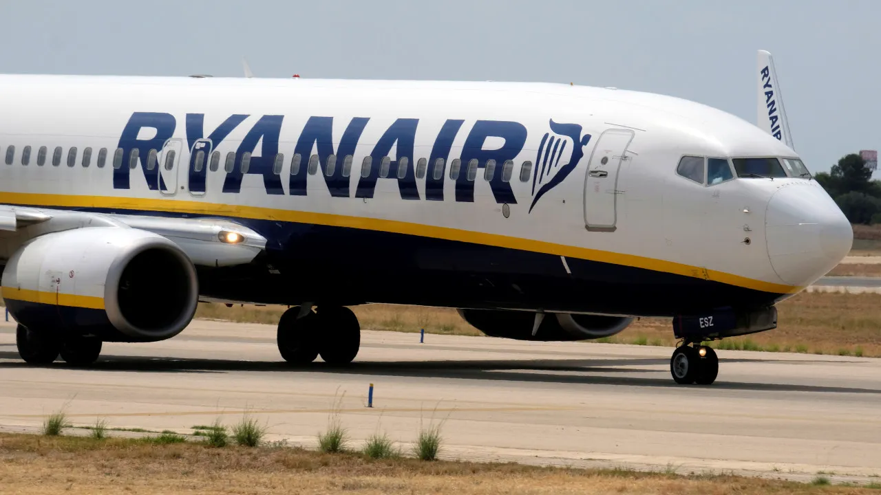 Ryanair pilot faints on Barcelona-Porto flight but lands on time