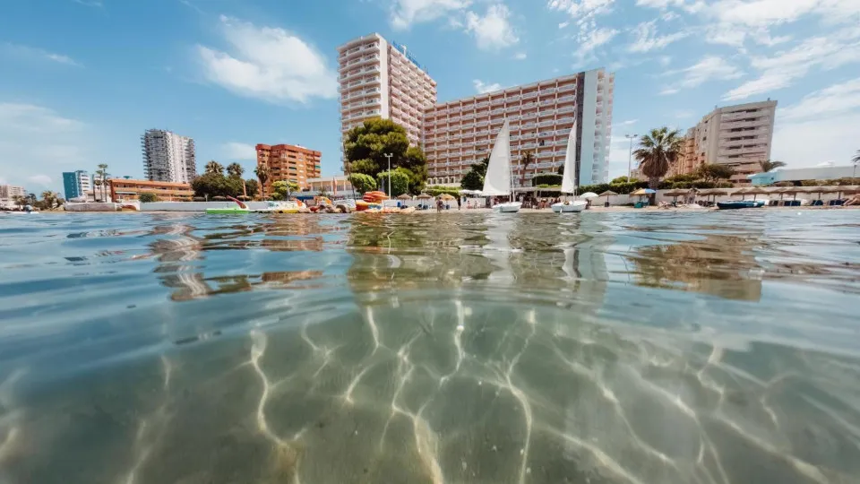 Salmonella outbreak in Spanish hotel makes 190 ill and holds Portuguese nationals.