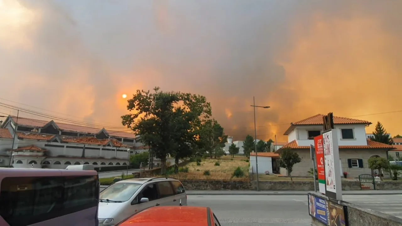 Sátão with two active fronts. Authorities report three minor injuries.