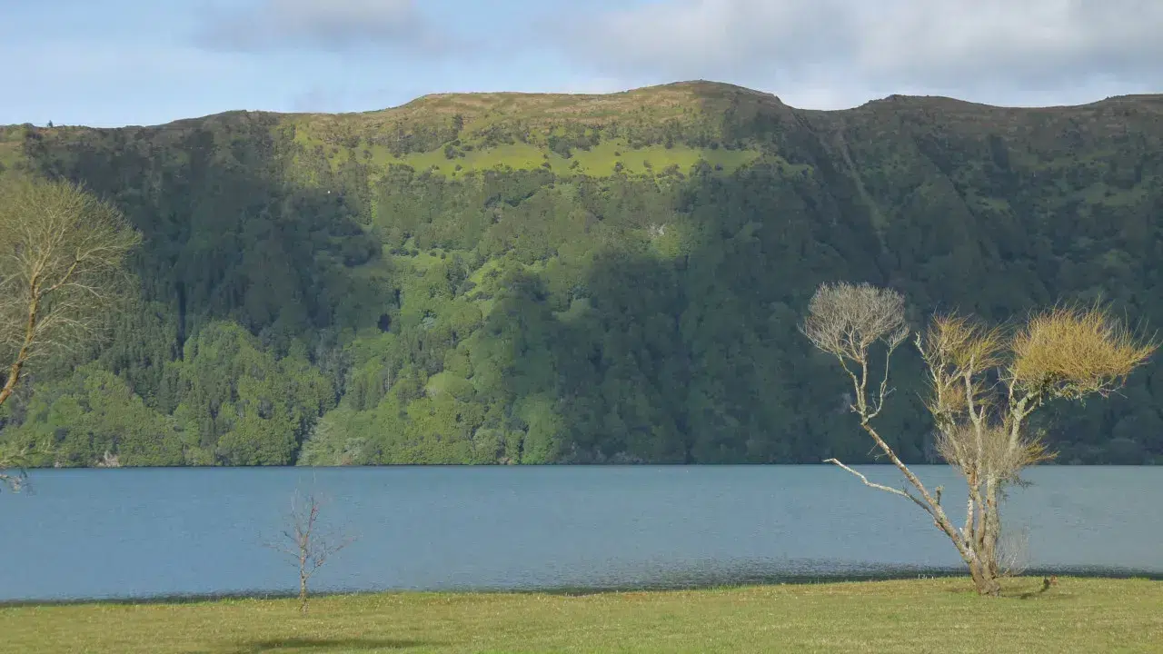 Searches for missing person in Lagoa das Sete Cidades resumed tomorrow.