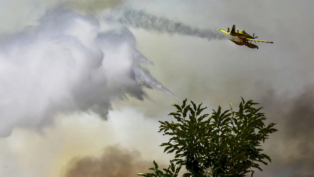 Six aerial means and more than 300 personnel are fighting flames in Covilhã.