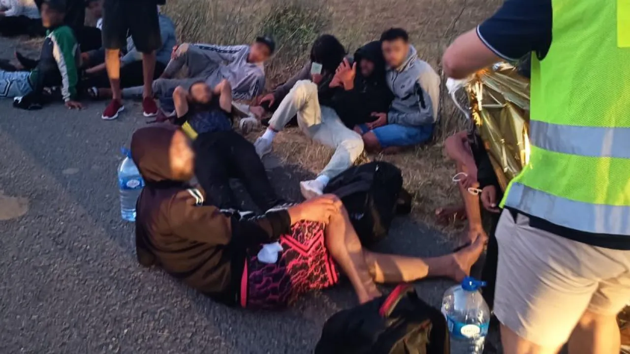 Six migrants who arrived in the Algarve today in court. One is hospitalized.