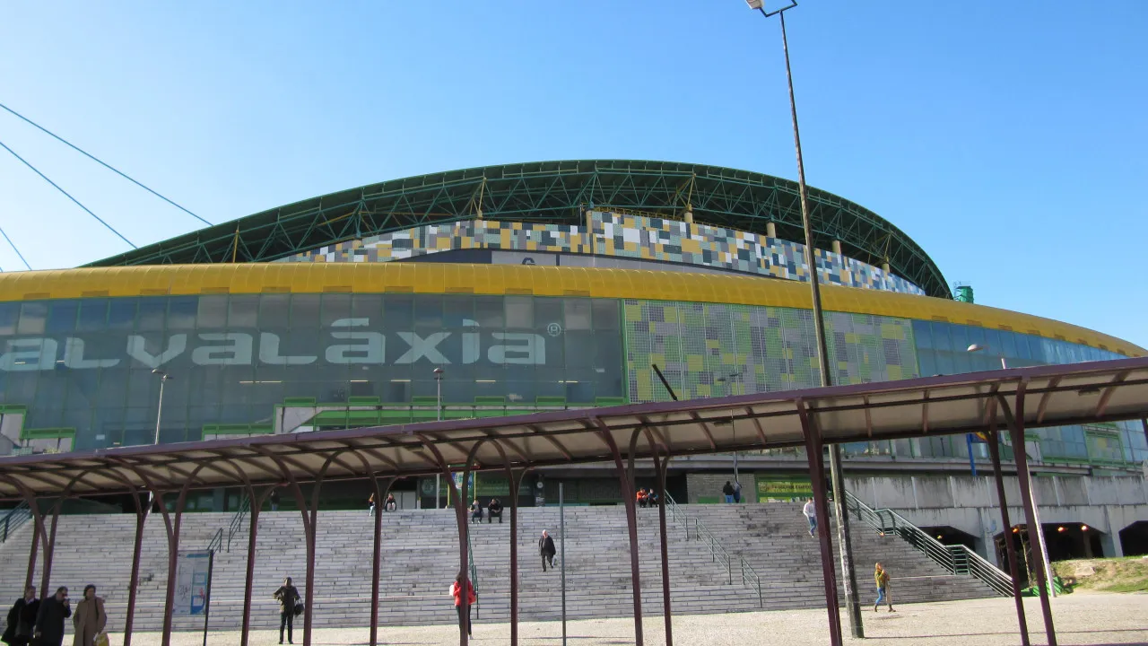 Sporting acquires commercial space Alvaláxia. Deal cost 17 million.