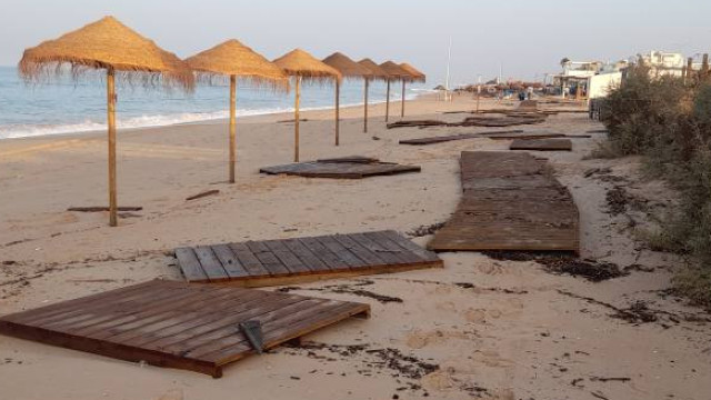 Strong waves invade the beach at Costa da Caparica and cause damage. See