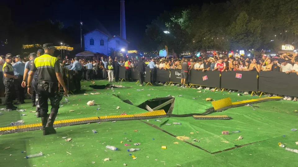 Structure in front of the stage collapsed during musical performances at Mateus Fest.