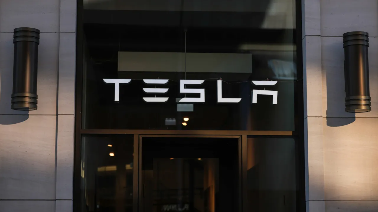 Tesla shareholders file lawsuit against the company due to robotaxis