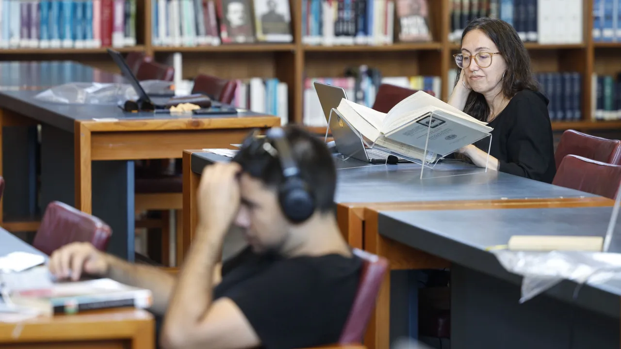 The government will continue with the National Reading Plan and the Network of Libraries.