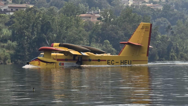 Fire in Gondomar. Aircraft makes emergency landing on Douro after mechanical failure