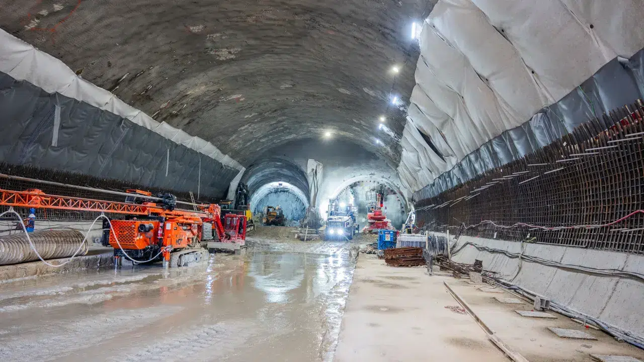 The last tunnel has been opened. See the images and recall the Pink Line of the Metro