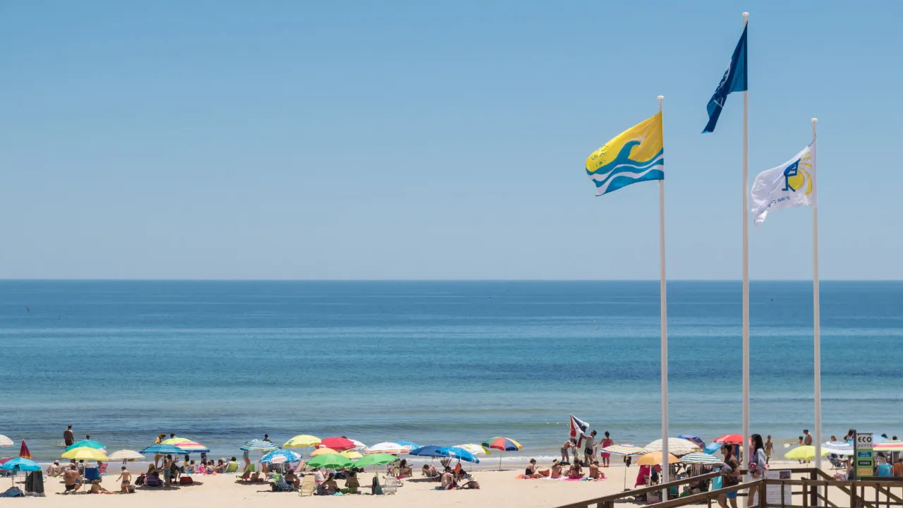 There are three beaches in the Algarve closed to swimming. The water is contaminated.