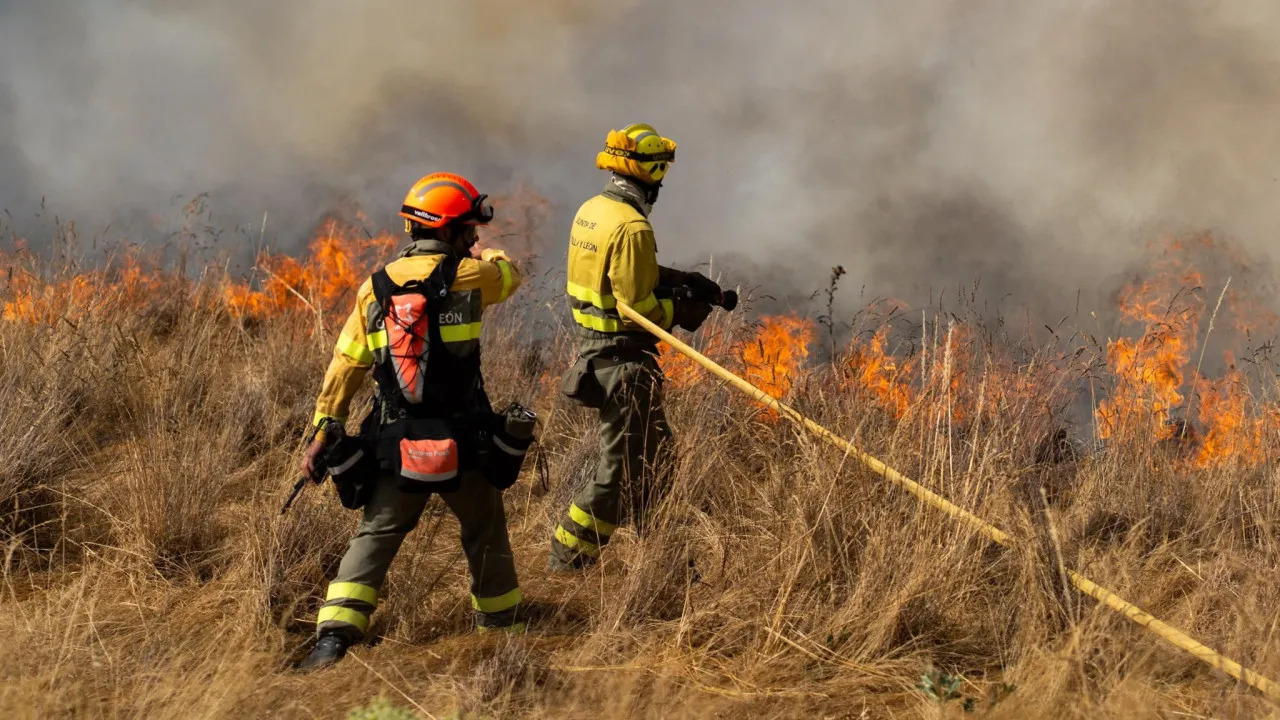 There are villages surrounded by flames in the districts of Viseu and Guarda.