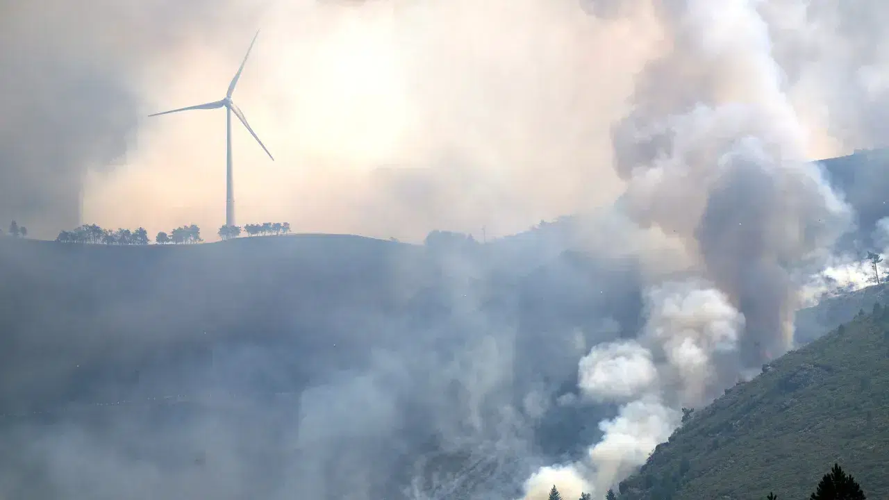 Three main roads with cuts in Viana and Vila Real due to fires