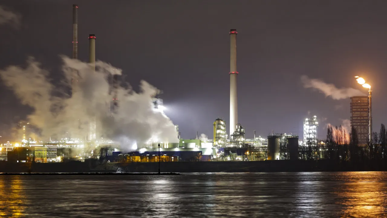 Thyssenkrupp lowers annual forecasts after worsening losses in the 3rd quarter