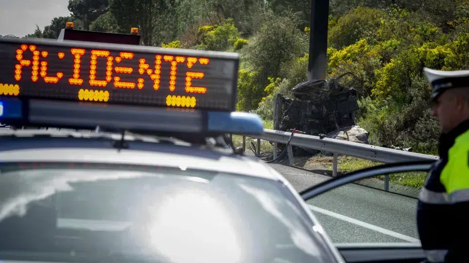 Traffic circulates alternately on EN260 in Serpa after accident.