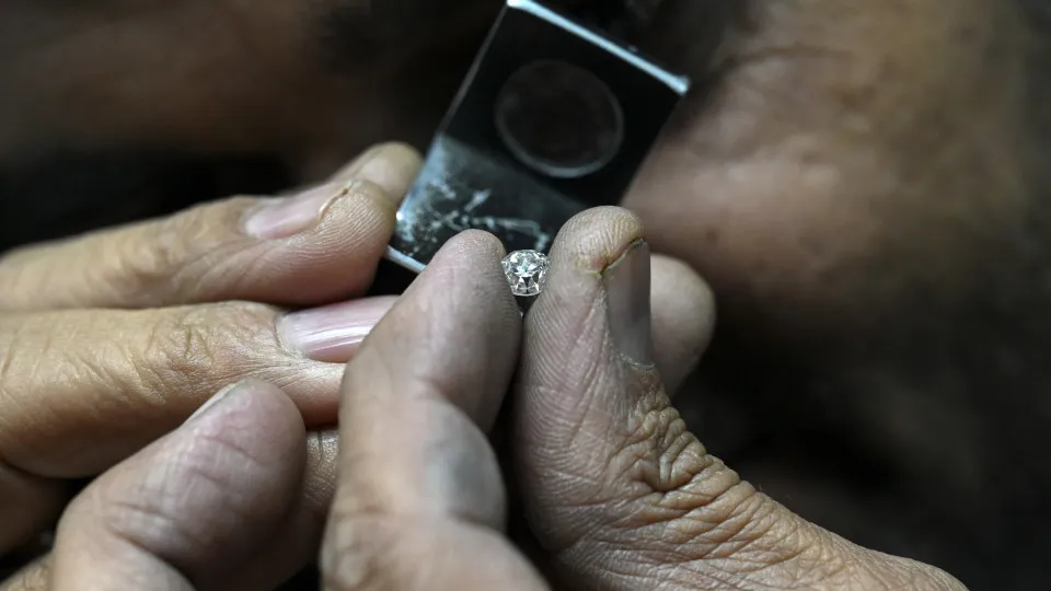 US issues license for Russian diamonds (bypassing sanctions)
