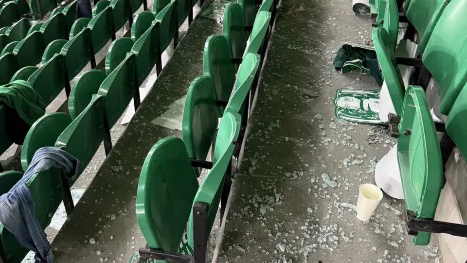 Video: Falling glass injures 17 Sporting fans, 1 in hospital