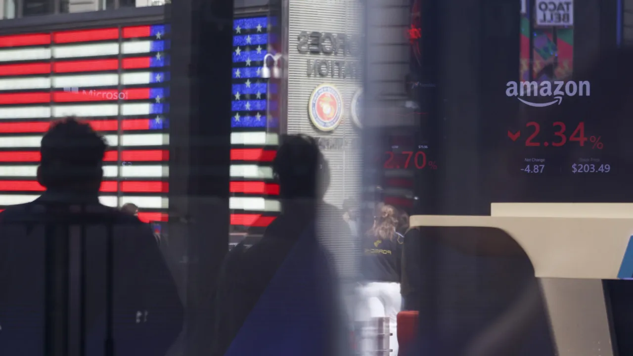 Wall Street closes higher 'clinging' to the prospect of Fed rate cuts