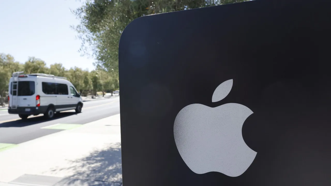 Wall Street closes higher driven by Apple and new tariffs in sight
