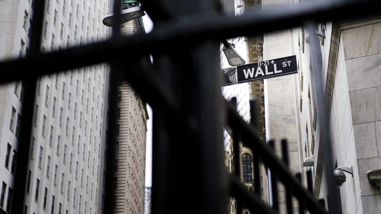 Wall Street closes mixed, affected by the decline in technology stocks