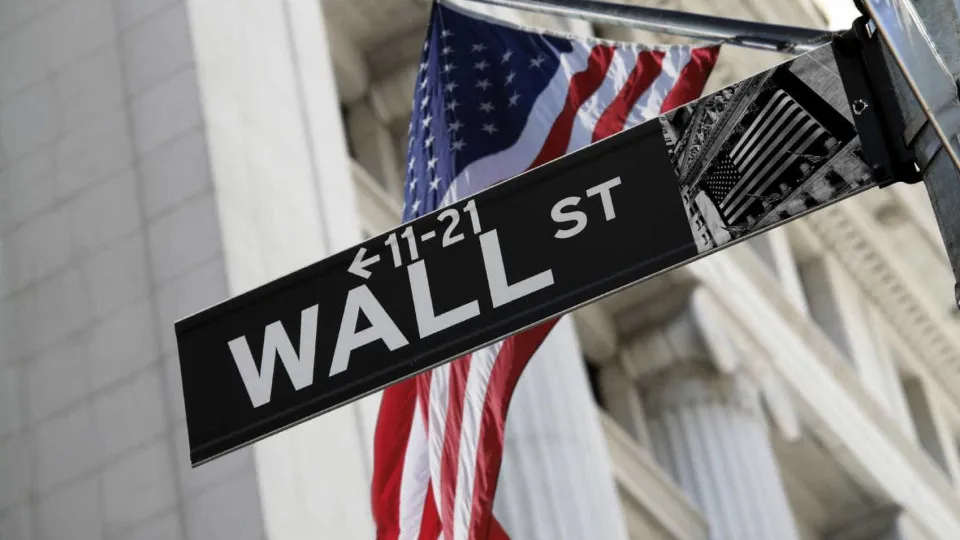 Wall Street closes on a high, indifferent to the conflict between Trump and the governor