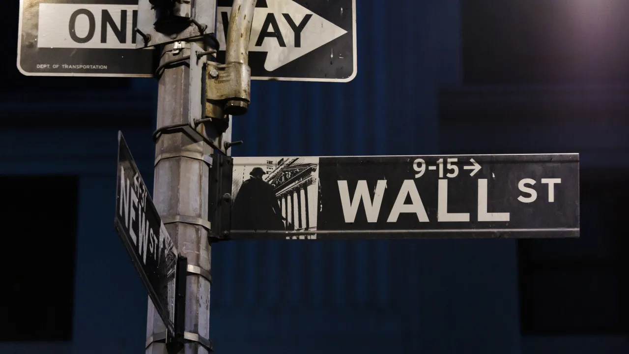 Wall Street falls and remains on hold ahead of the Fed leader's speech