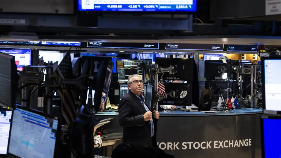 Wall Street mixed after Trump's pressure on the Fed