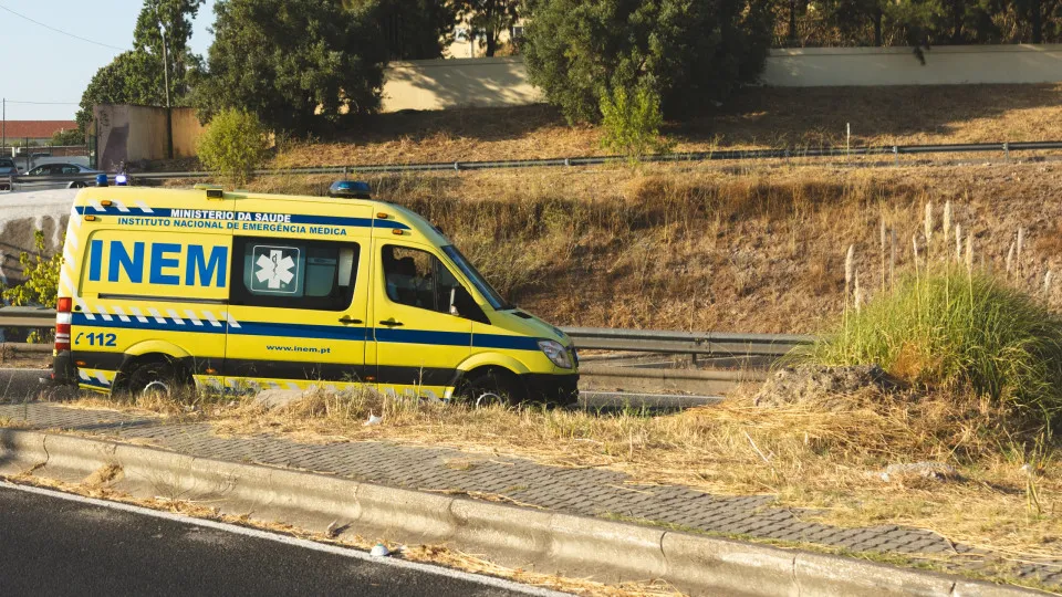 Worker dies while cleaning with a machine the edges of the EN247 in Lourinhã