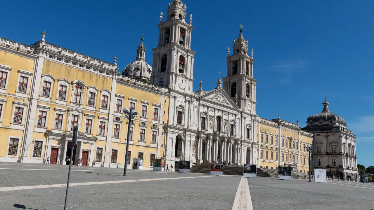 Works. The library of the National Palace of Mafra closed until the end of the year